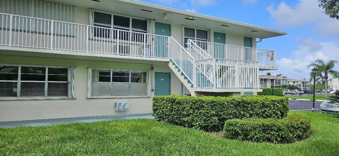 INTRACOASTAL, GATED COMMUNITY NEAR GREAT RESTAURANTS, SHOPS, BEACHES AND EASY AIRPORT DRIVE.