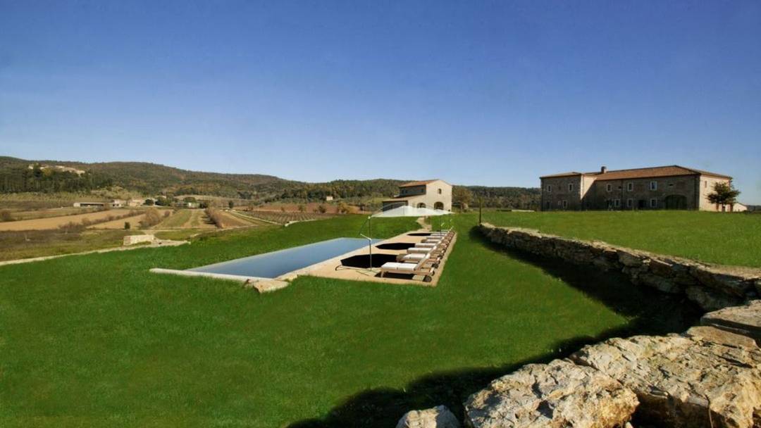 Small renovated hamlet with swimming pool, several flats and 26 bedrooms for sale in Rapolano Terme, in the province of Siena, Tuscany.