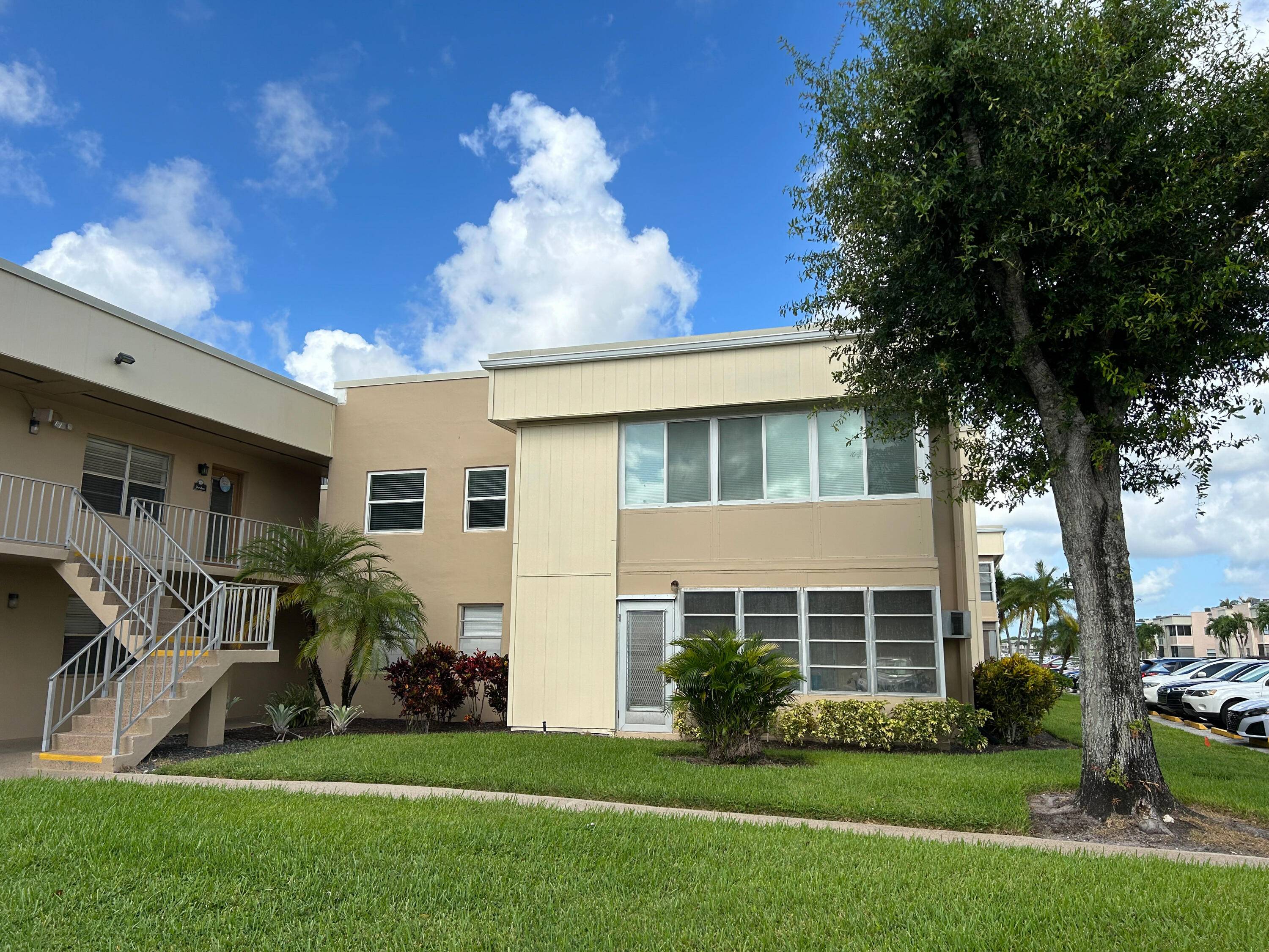 BEAUTIFUL AND NEWLY REMODELED 2 BEDROOM 2 BATH CONDO LOCATED IN KINGS POINT WICH IS A 55 GATED COMMUNITY WITH 24 HOUR SECURITY.