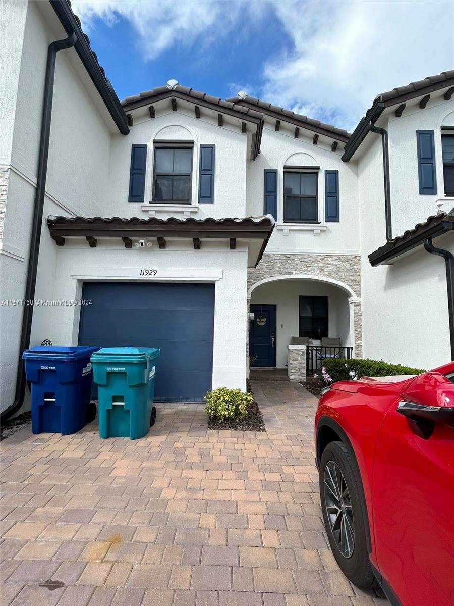 This wonderful and cozy 3 bedroom tonwhouse with 3 bathrooms is completely renovated and everything is brand new to enjoy together as a family.