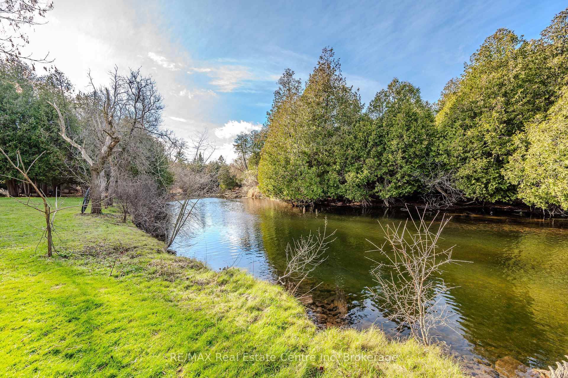 ONE OF A KIND Private quiet location on the river, with city conveniences close by.