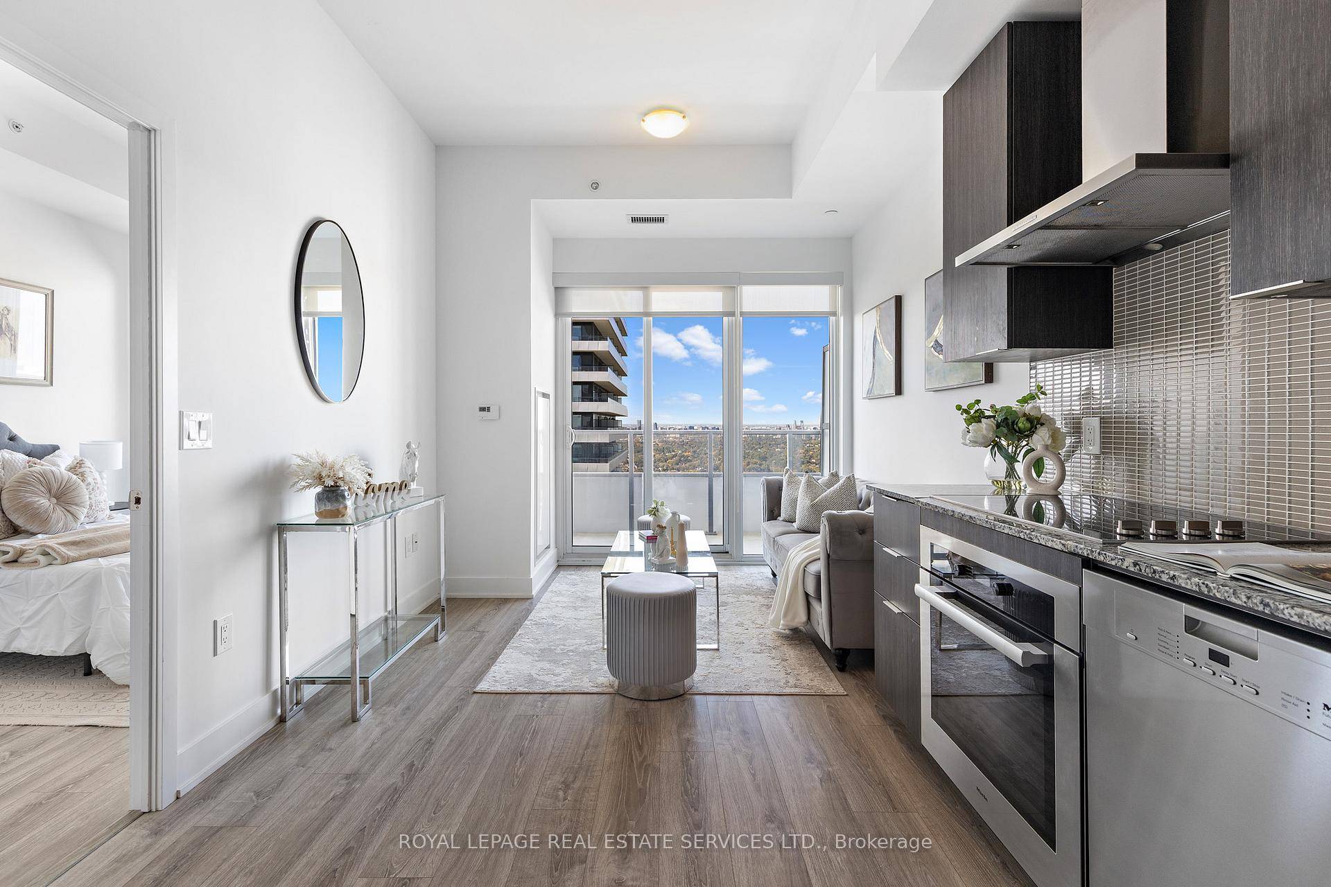 Experience luxury waterfront living in this 1 Bedroom Den, 1 Bathroom suite perched on the44th floor of Eau Du Soleil.