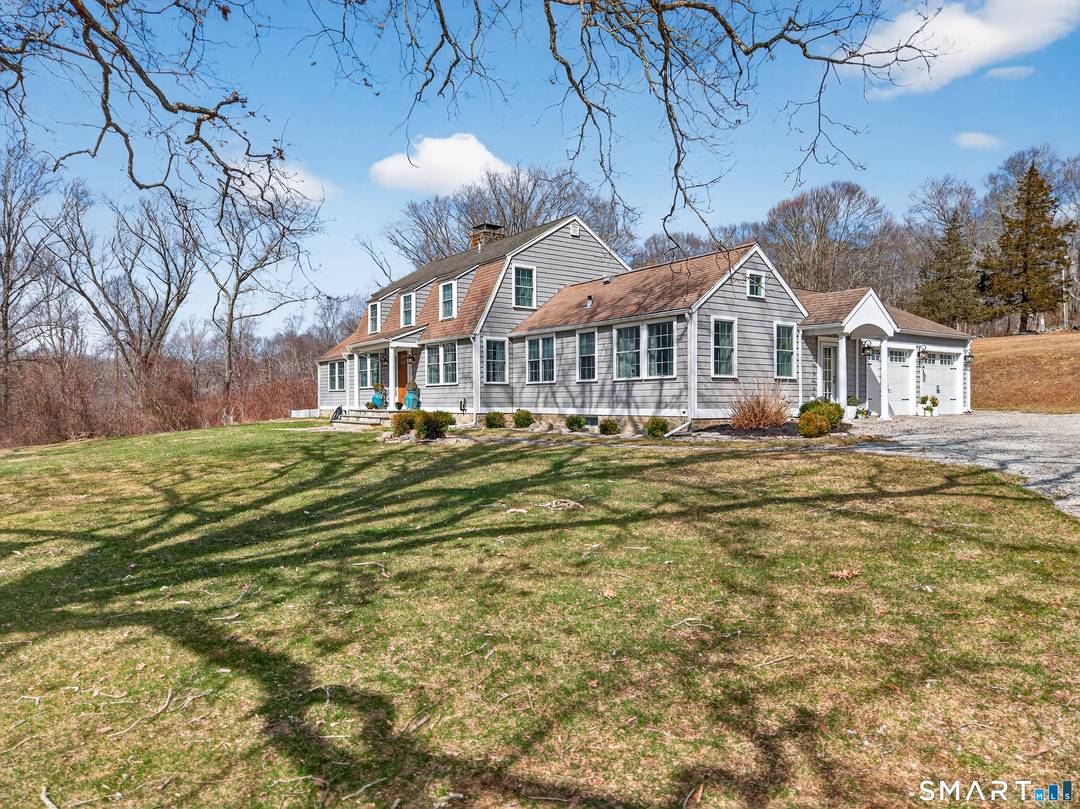 Set on over 12 breathtaking acres, White Oaks Estate captures the perfect harmony of luxury, expansive living, and refined elegance.