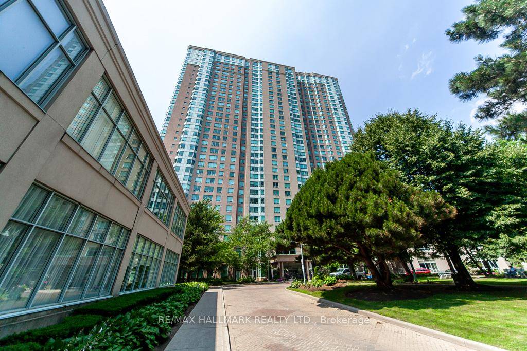 Welcome to this well designed 1 1 bedroom suite featuring a spacious solarium on a high floor with breathtaking, unobstructed east facing views.