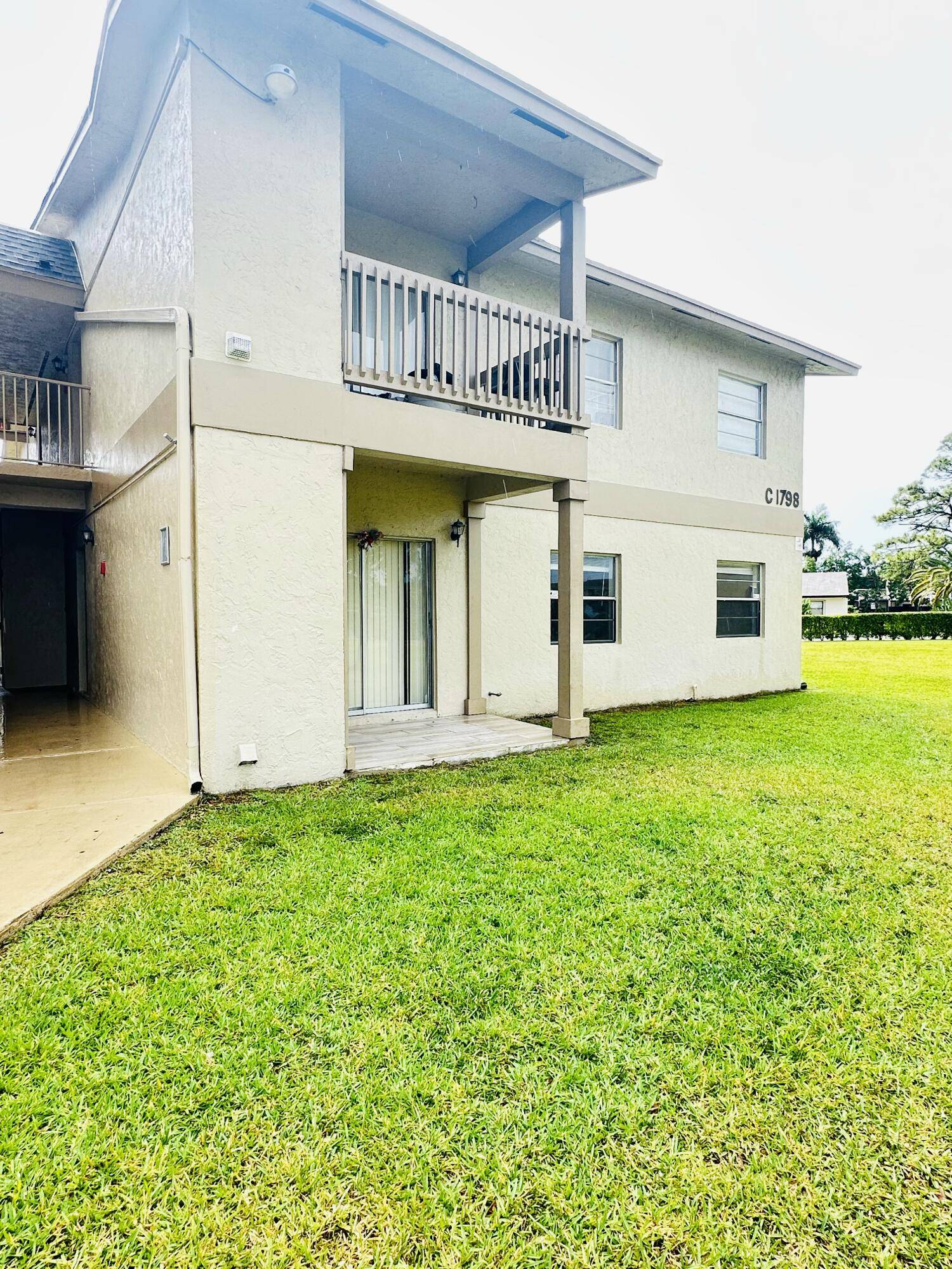 Beautiful apartment with two remodeled bathrooms, well located, the association does not require a credit score, there are no restrictions on down payments since the HOA has a reserve.