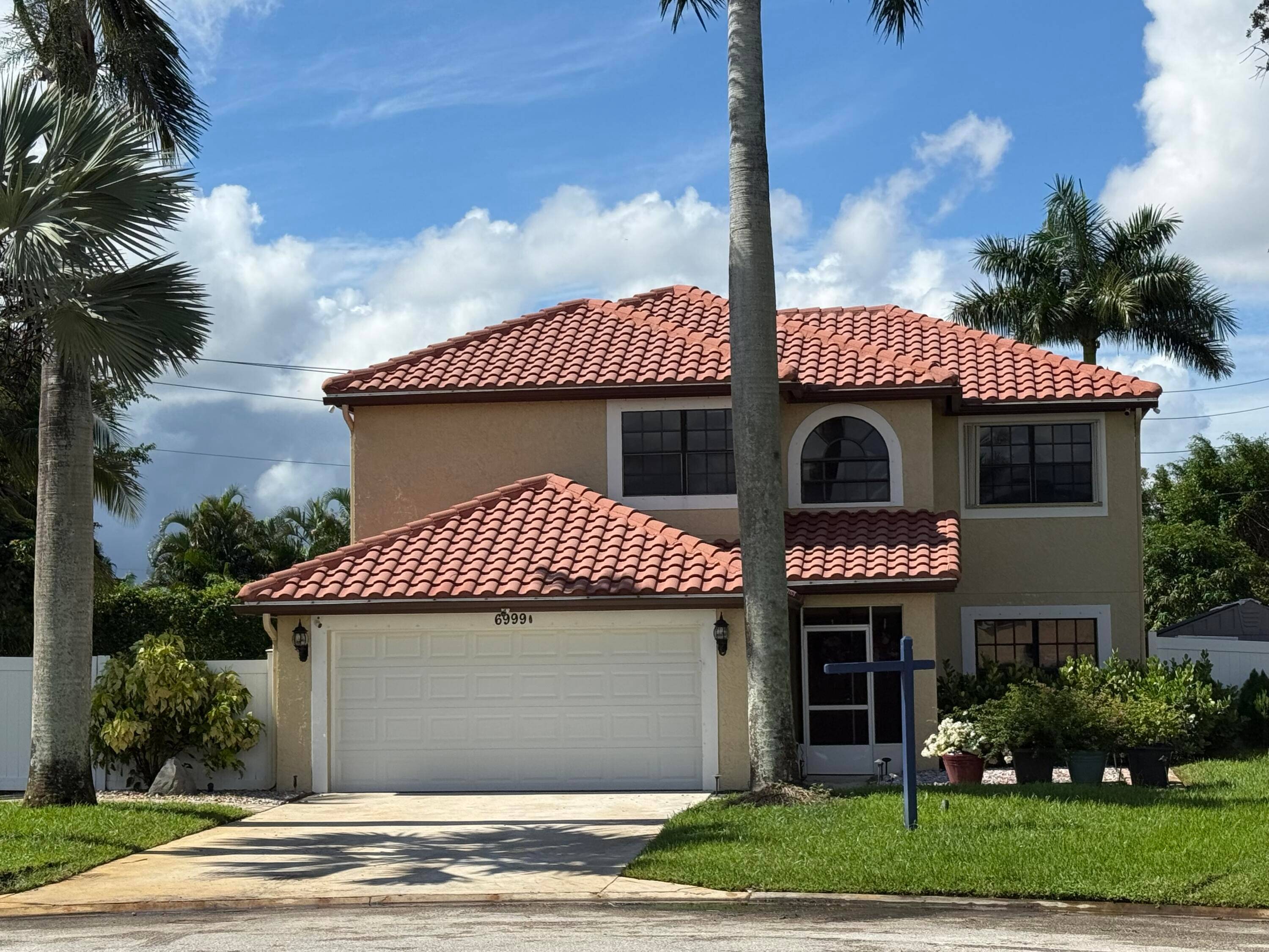 Stunning 4BR 2. 5BA home with 2 car garage in Boynton Beach !