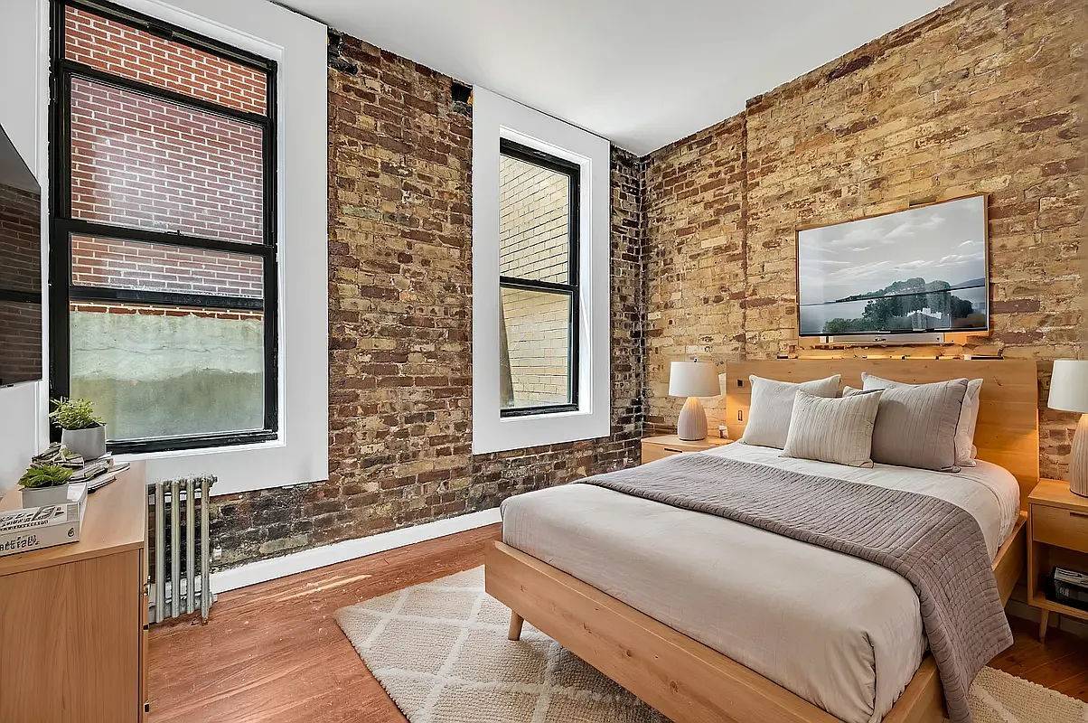 GORGEOUS RENOVATED TRUE 3BR 2BA w IN UNIT LAUNDRYApartment Highlights Three queen sized bedrooms with windows and closets Large common area perfect for relaxing and entertaining Updated kitchen with stainless ...