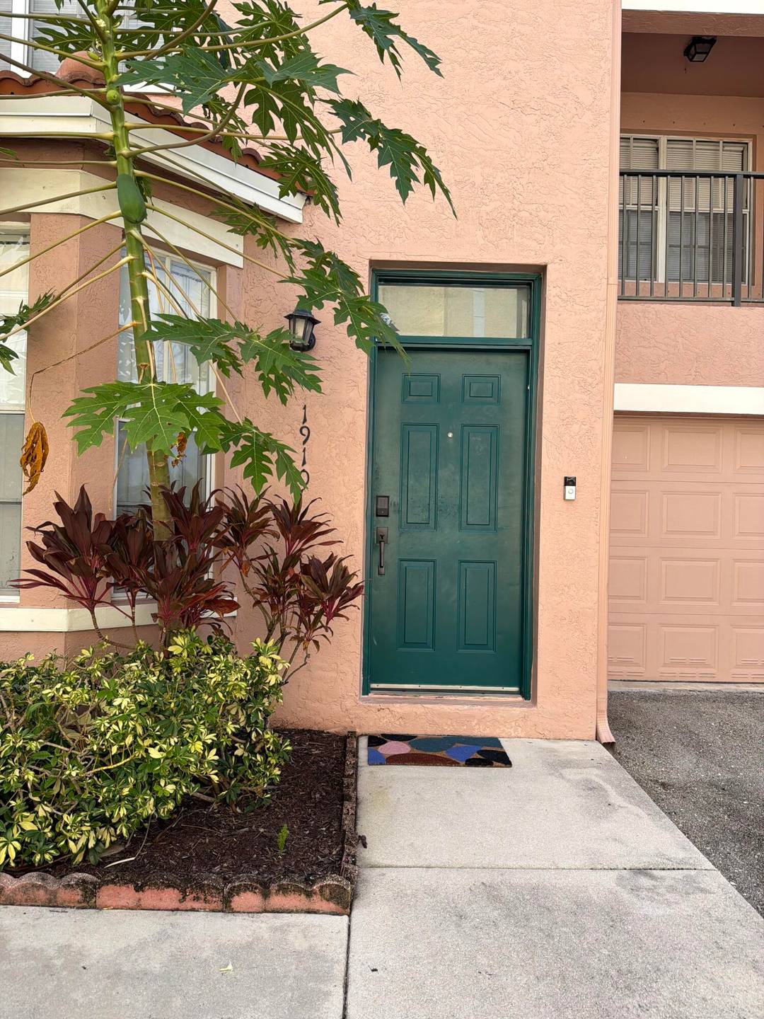 Immaculate, stunning, beautifully furnished, upgraded kitchen and bathrooms with an open concept and bright natural lighting throughout the unit.