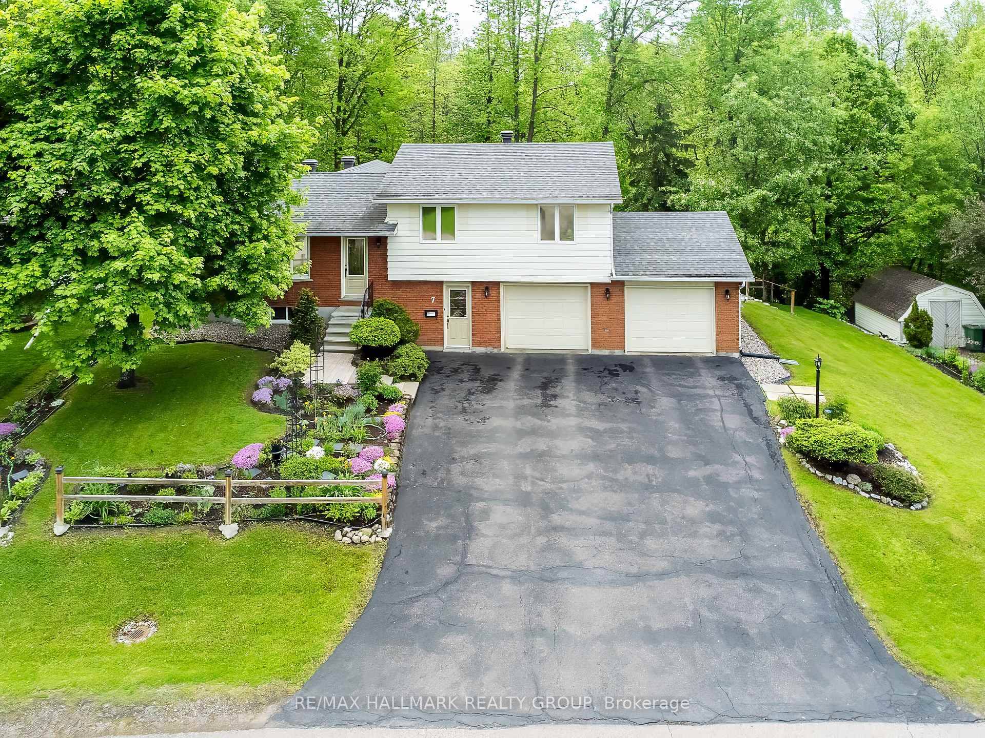 Nestled on a serene cul de sac overlooking the tranquil Indian river, this sensational executive home exudes comfort and style.