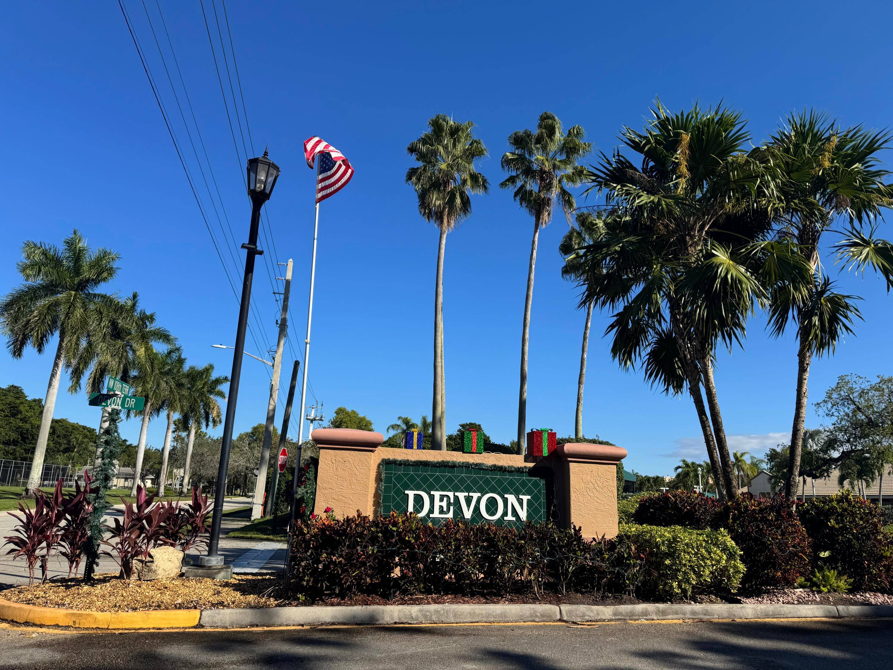 Welcome home to this light and bright 2 bedroom and 2 bathroom corner apartment with a beautiful lake view.