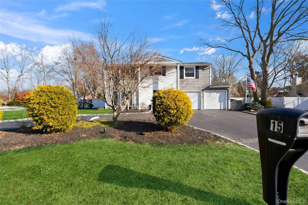 Welcome to this beautifully maintained Splanch style home in desirable Mount Sinai.