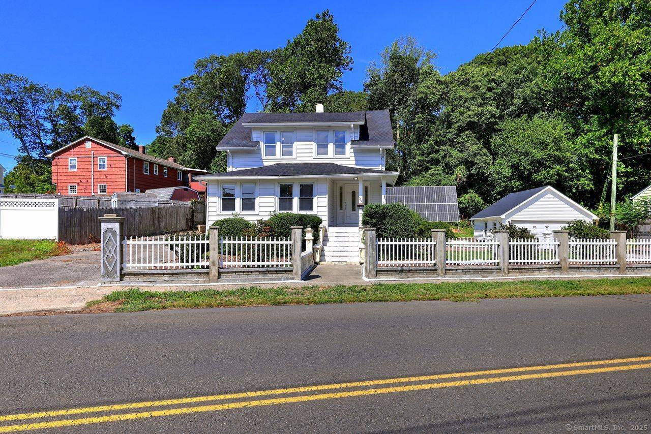 Naugatuck Gardens Oversized Bungalow !