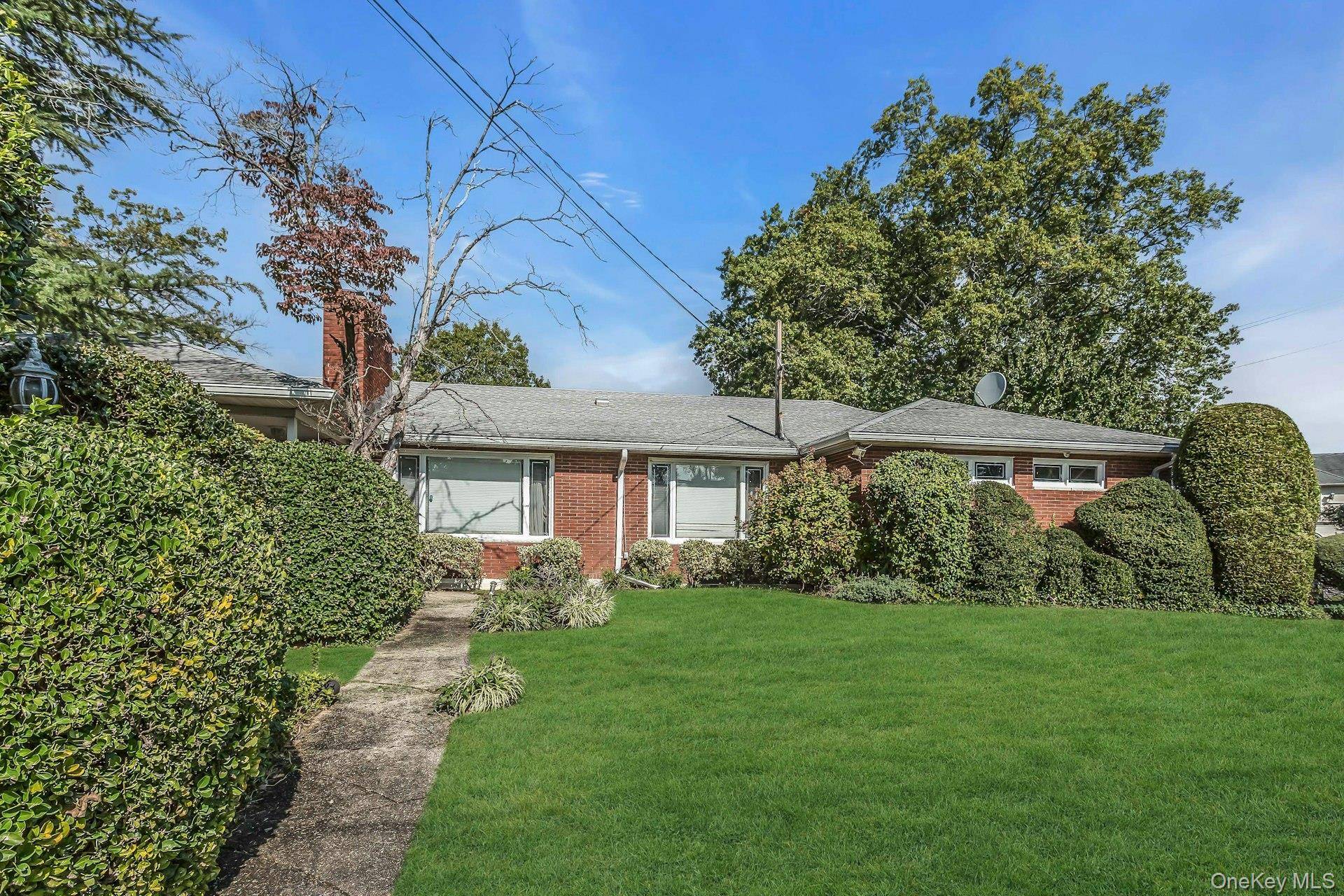 Searingtown Albertson Welcome to 260 Oakridge, a beautifully updated Hi Ranch designed for comfort and convenience.