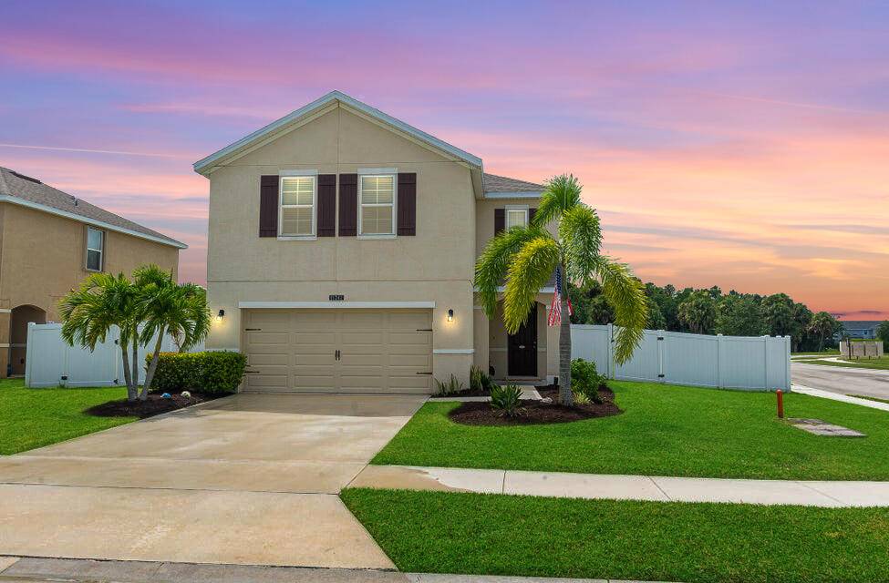 Victoria Parc ! Stunning two story home is situated on an oversized.