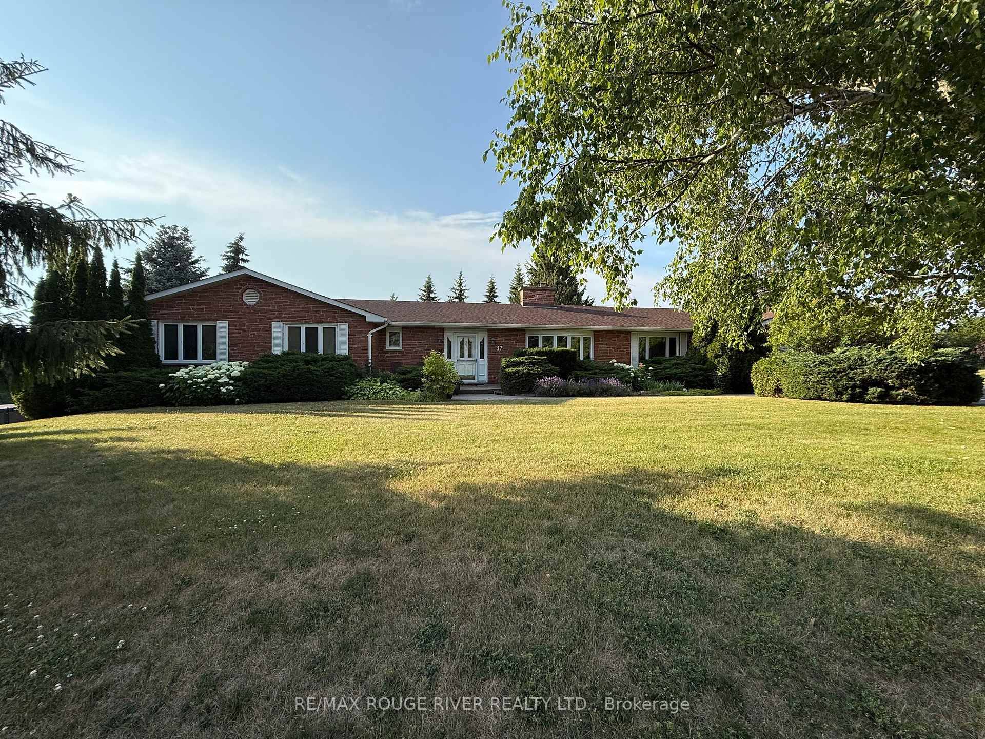 Sited an expansive lot, and surrounded by custom built executive residences, this classic 3 2 bedroom ranch bungalow is located in Castlehill Estates, one of Northumberland Countys most prestigious residential ...