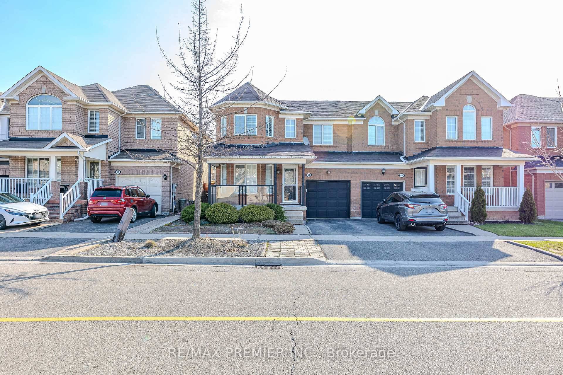 Bright amp ; Spacious 3 Bedroom, 3 Bathroom Mattamy Three Bedroom Semi on Discovery Trail !