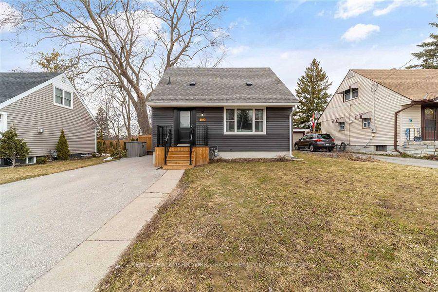 Beautifully maintained and fully furnished main and second floor unit in a great Barrie neighbourhood !