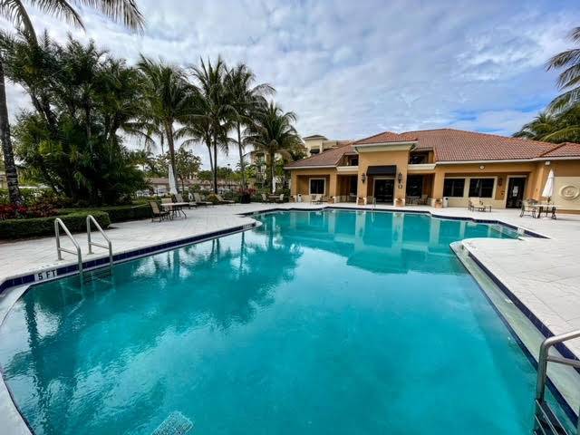 Beautiful split bedroom condo, in a secure gated community steps away from restaurant row and grocery stores.