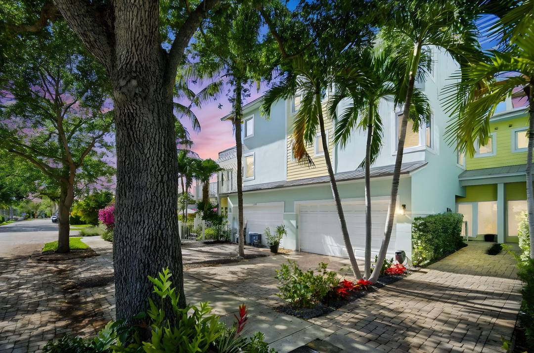 No HOA ! ! ! Luxury 3 story townhome nestled in the heart of downtown Ft Lauderdale where luxury, meets suburban and urban living.