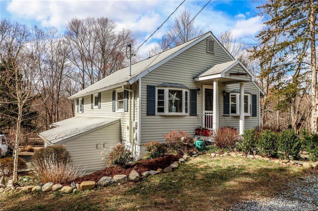 Charming Country Retreat A perfect alternative to Condo Living !