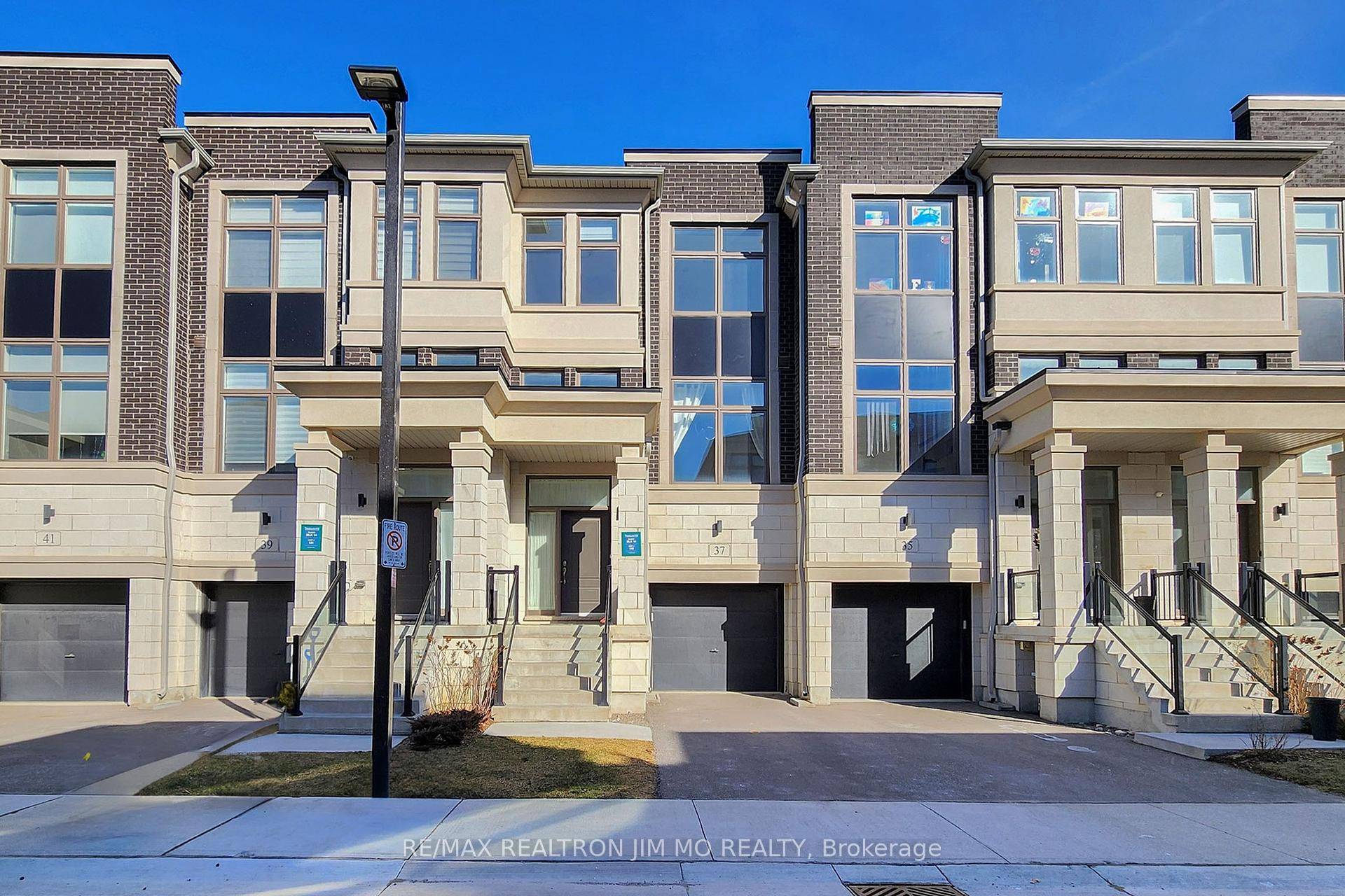 Elegance amp ; Charm Combined In This Lovely 3 Bedroom Town Home.