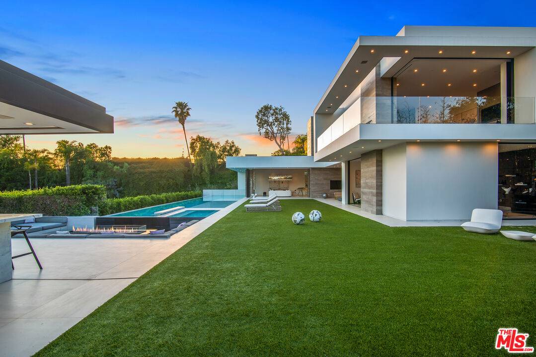 9945   BEVERLY GROVE DR Beverly Hills LA