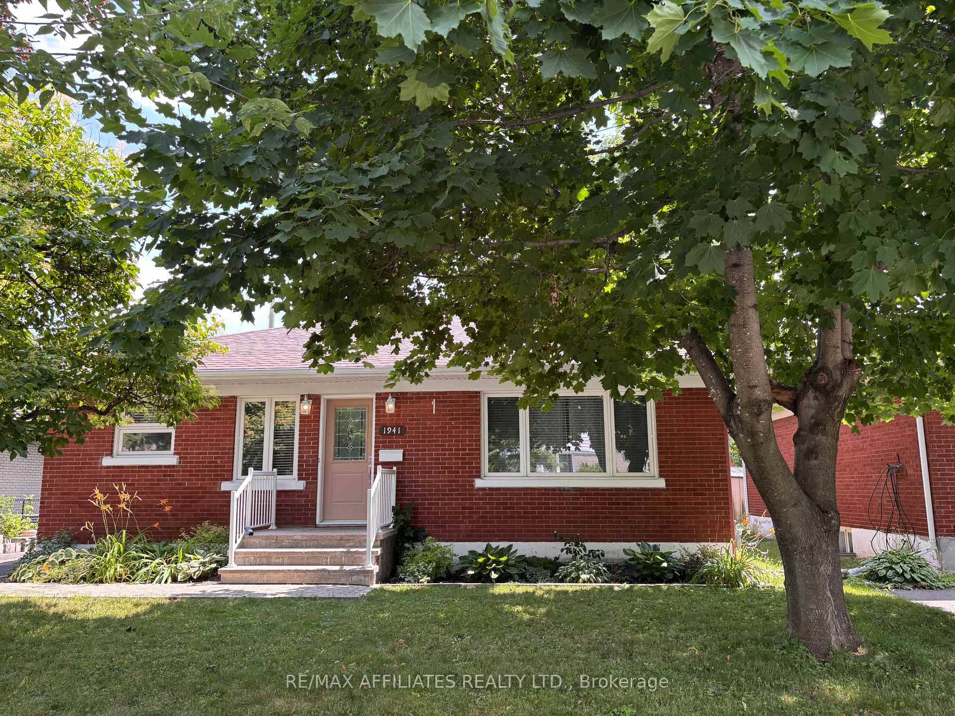 Welcome to 1941 Haig Drive in Elmvale Acres !
