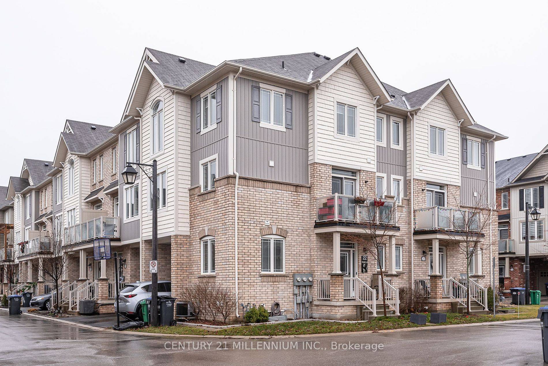 Beautiful 4 Bedroom Townhome, End Unit In Sought After Southfields Village.