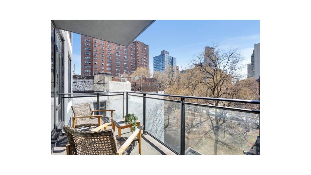 LIKE NEW ! ! FIRST RESALE IN THE BUILDING !