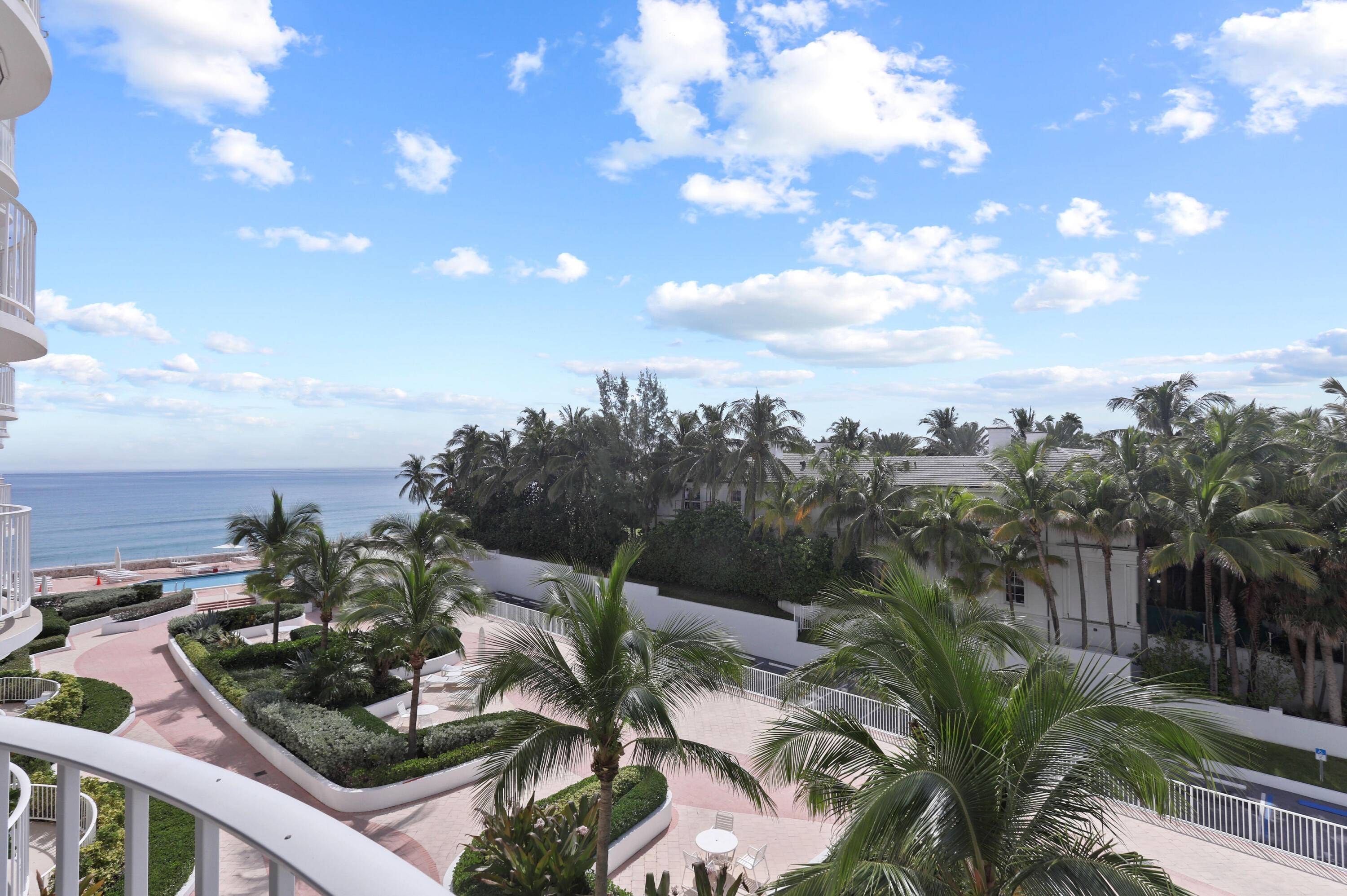 Gorgeous One bedroom, one and half bath Pied a Terre warm, cozy and beachy beautifully decorated with plantation shutters and amazing views of the ocean, pool and tropical gardens.
