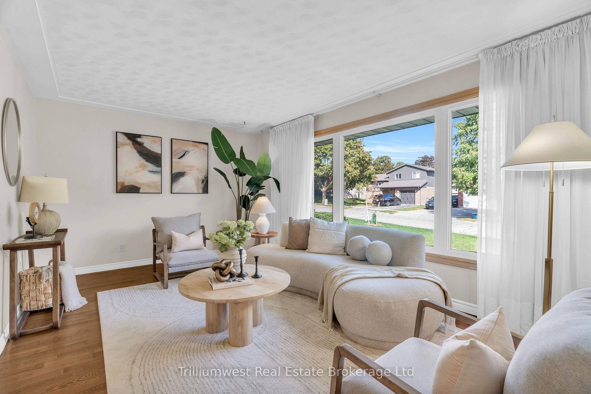 Beautifully maintained 5 level side split in desirable Lakeshore North !