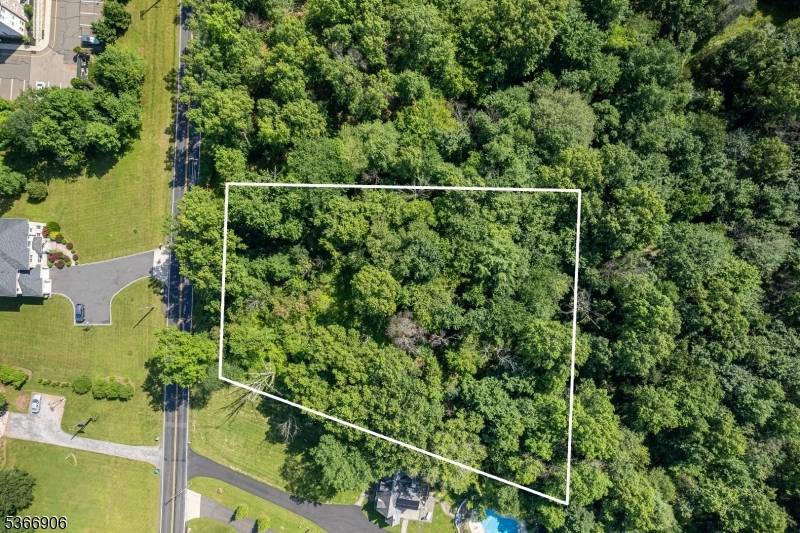 This prime building lot offers an unbeatable combination of location and affordability, in one of the region's most sought after towns.