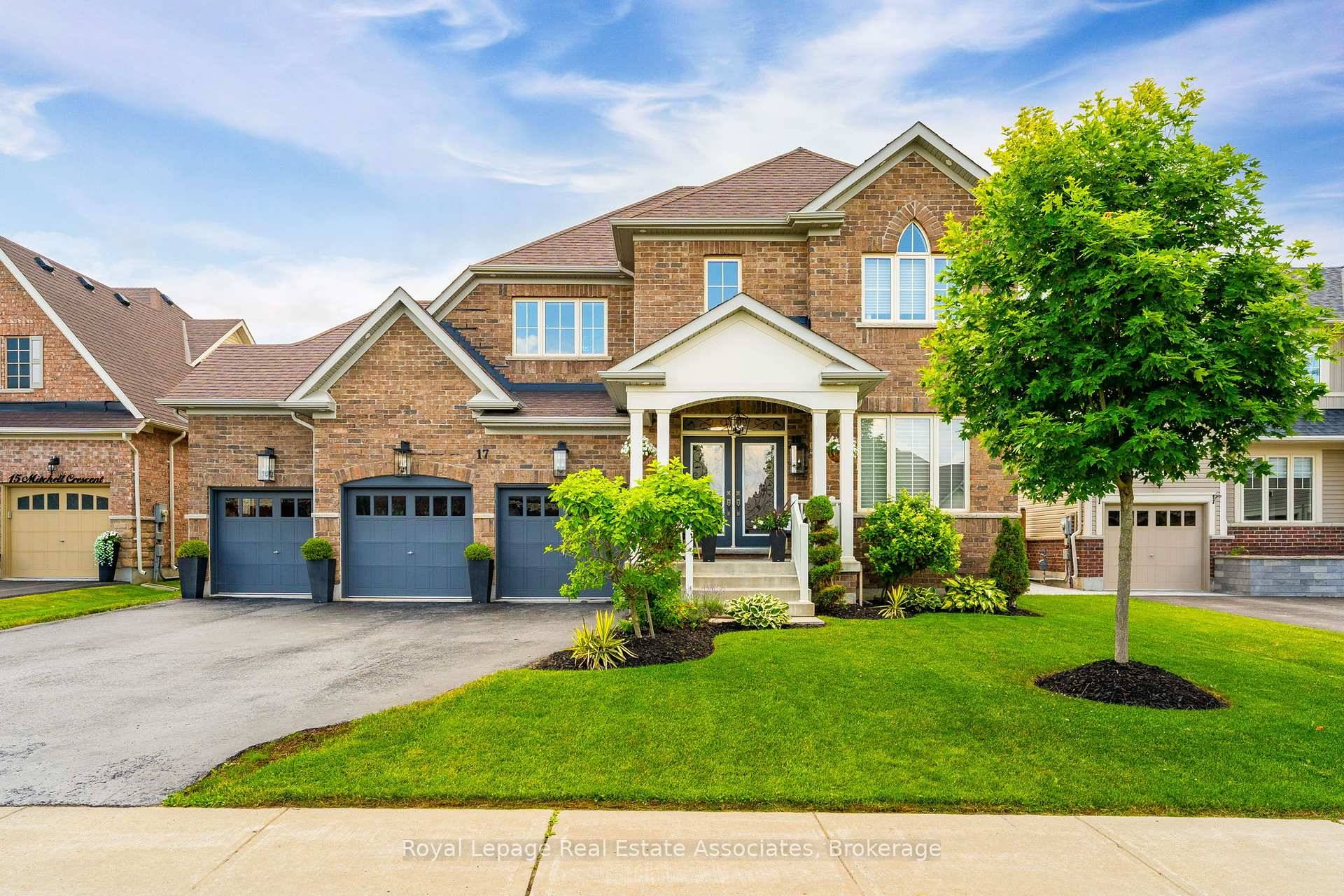 Welcome to 17 Mitchell Crescent A Stunning Home Designed for Modern Living This beautifully appointed 4 bedroom, 4 bathroom home offers the perfect blend of luxury, comfort, and functionality.