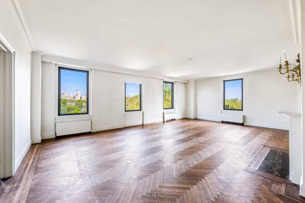 Back on the Market Rarely available, this gracious 4500 sf full floor home in the beloved 1125 Fifth Avenue offers spectacular sweeping views of Central Park and the Reservoir from ...