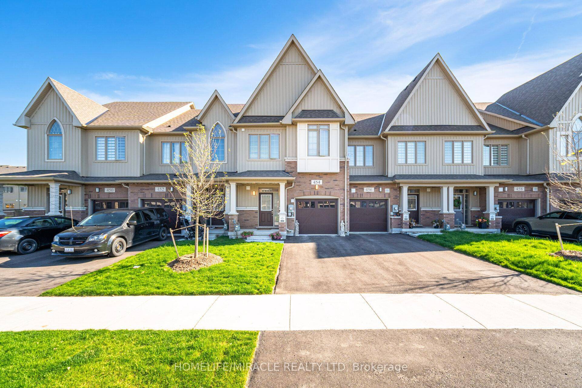 ! ! Absolutely Gorgeous Freehold Townhome Built by Cachet Homes, Fully Upgraded comes with 3 Bedrooms amp ; 3 Bathrooms.