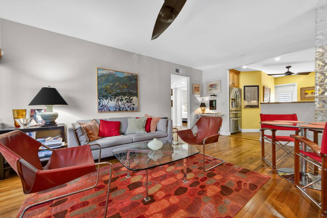 Lovely Nassau Square, very charming in town building close to shops and restaurants.