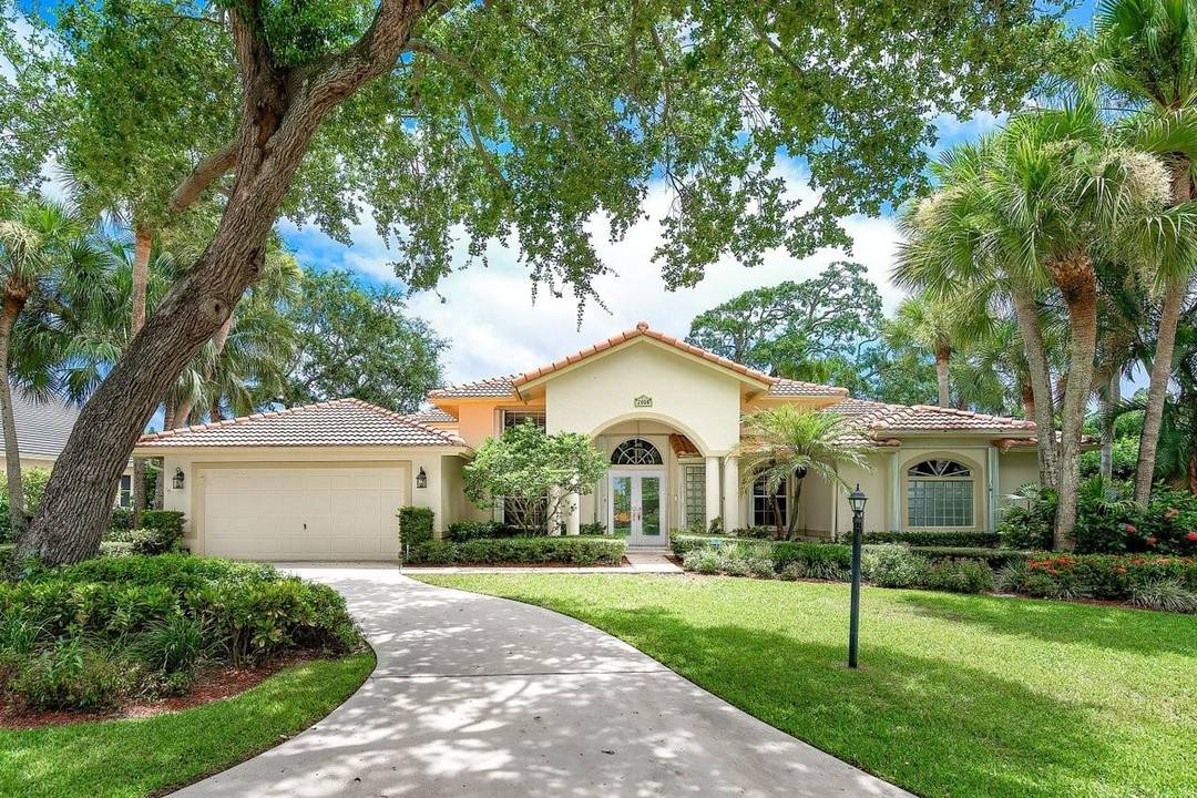 Andover has long been one of Delray's most beloved gated communities, renowned for its meandering oak lined streets, elegant homes, and timeless charm.