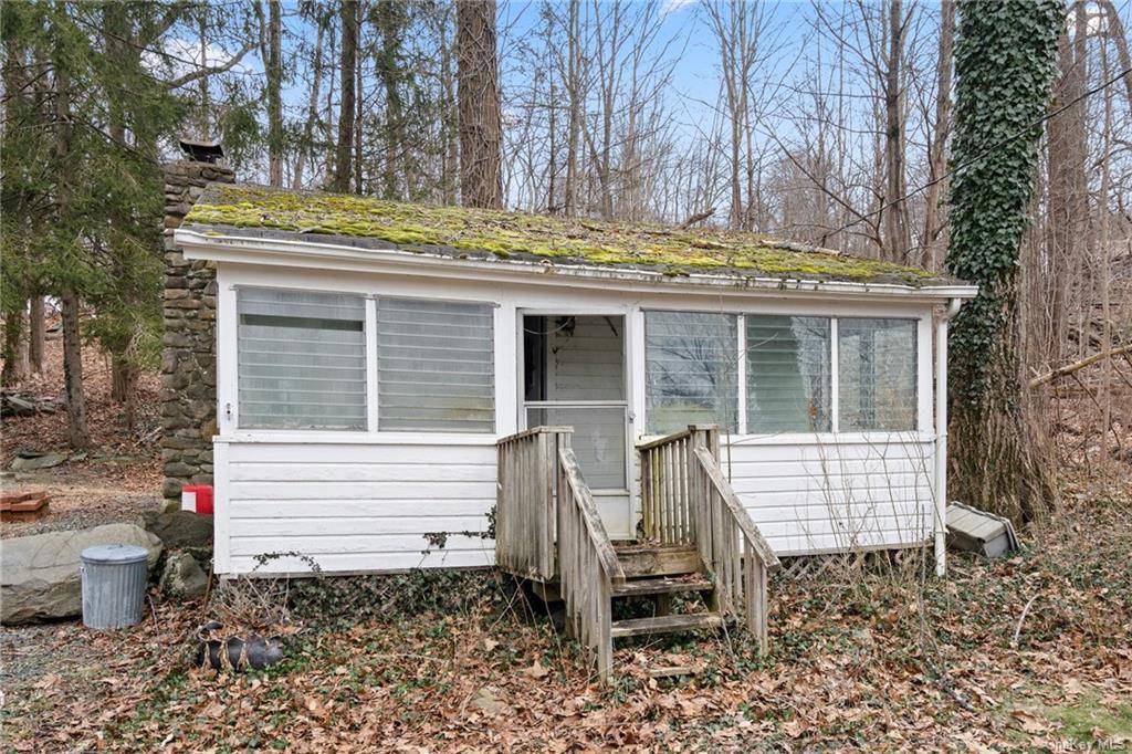 Unleash the potential of this one bed and one bathroom cottage in the Monroe Trails !