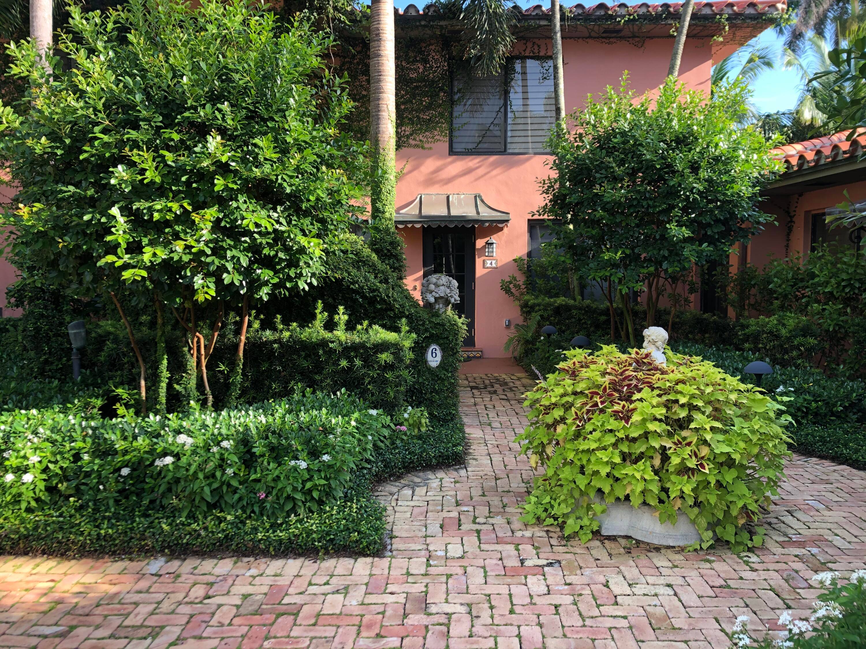 Gorgeous Pied a Terre with Tropical Garden in Prime Palm Beach Location.