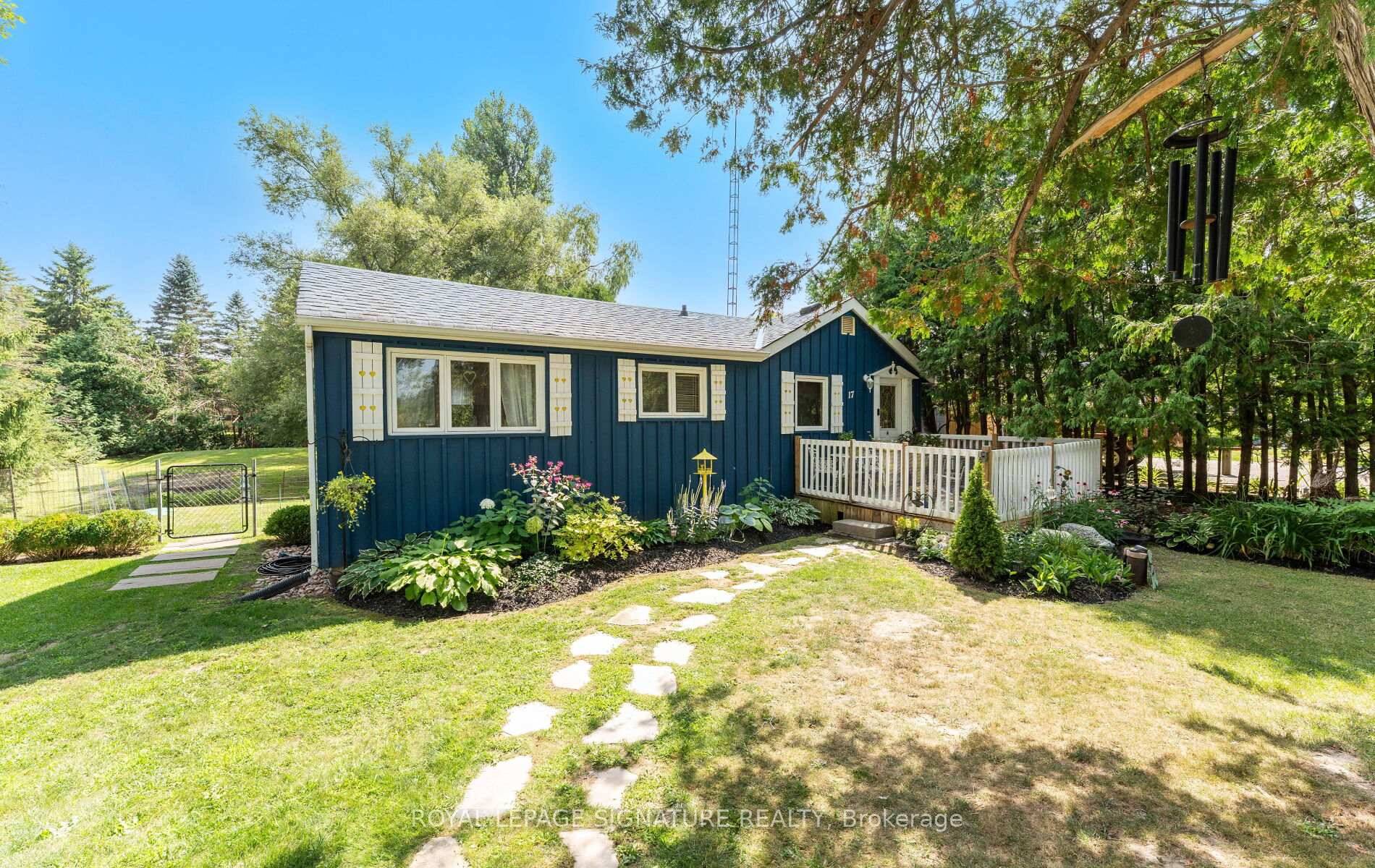 Fall under the spell of this storybook 1 bdrm den home W unfinished basement on a 1 3 acre retreat in the sought after Wagners Lake community of Uxbridge.