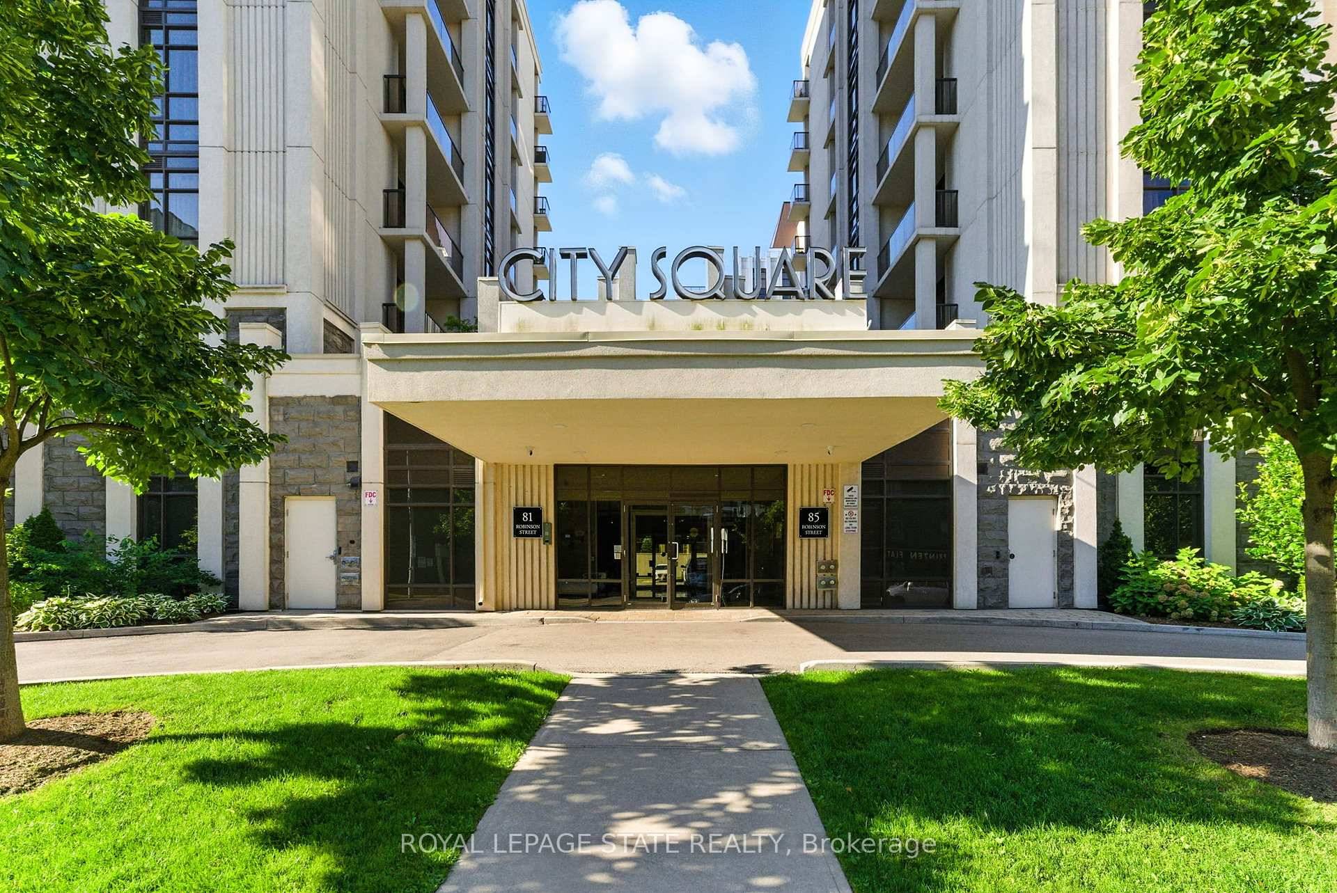 Step into stylish city living with this 2 bed, 1 bath condo at City Square, right in Hamiltons vibrant Durand neighbourhood.