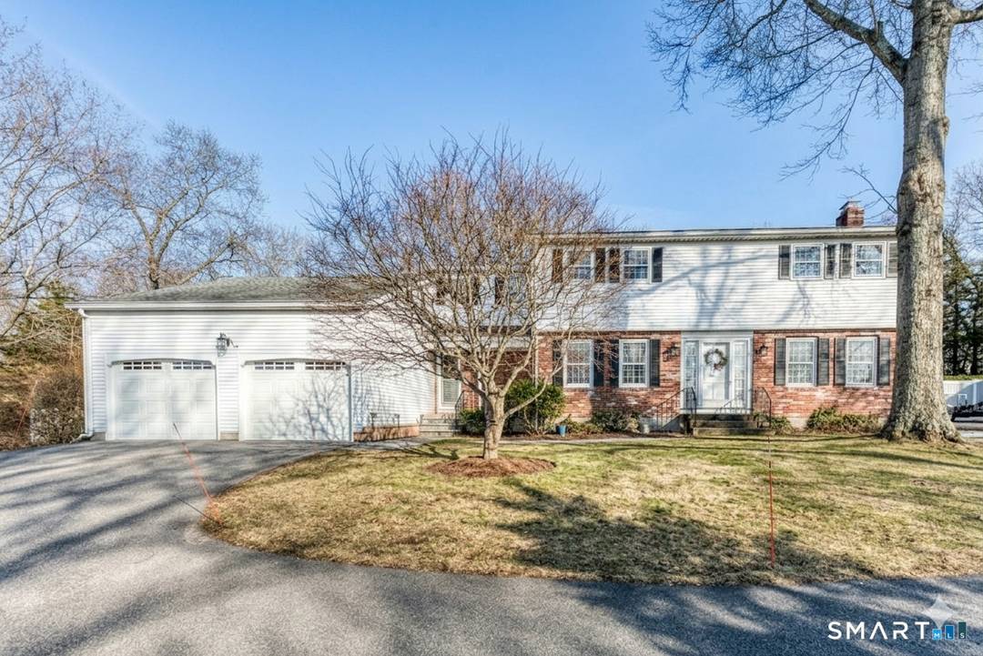 Is there a 4 bedroom Colonial in Middletown with an inground pool and a full acre of land ?