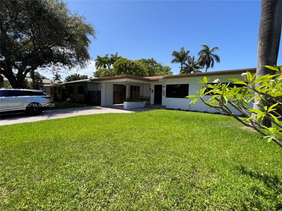 Beautiful home at a great location close to Hollywood Beach, Margarita Ville, Marina boat ramps, Hollywood Beach Golf Club is a few blocks away and within walking and biking a ...