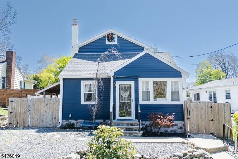 Welcome to this stunning custom home, a masterpiece of modern design and functionality.