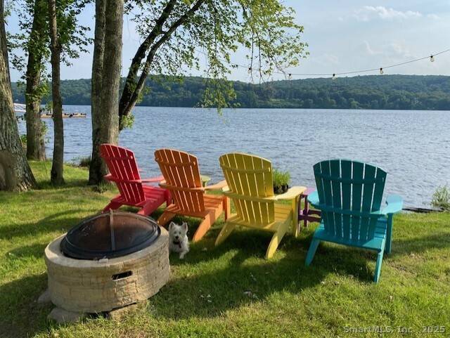 Charming Waterfront Ranch with stunning views of the CT River with your own private beach and boat mooring.