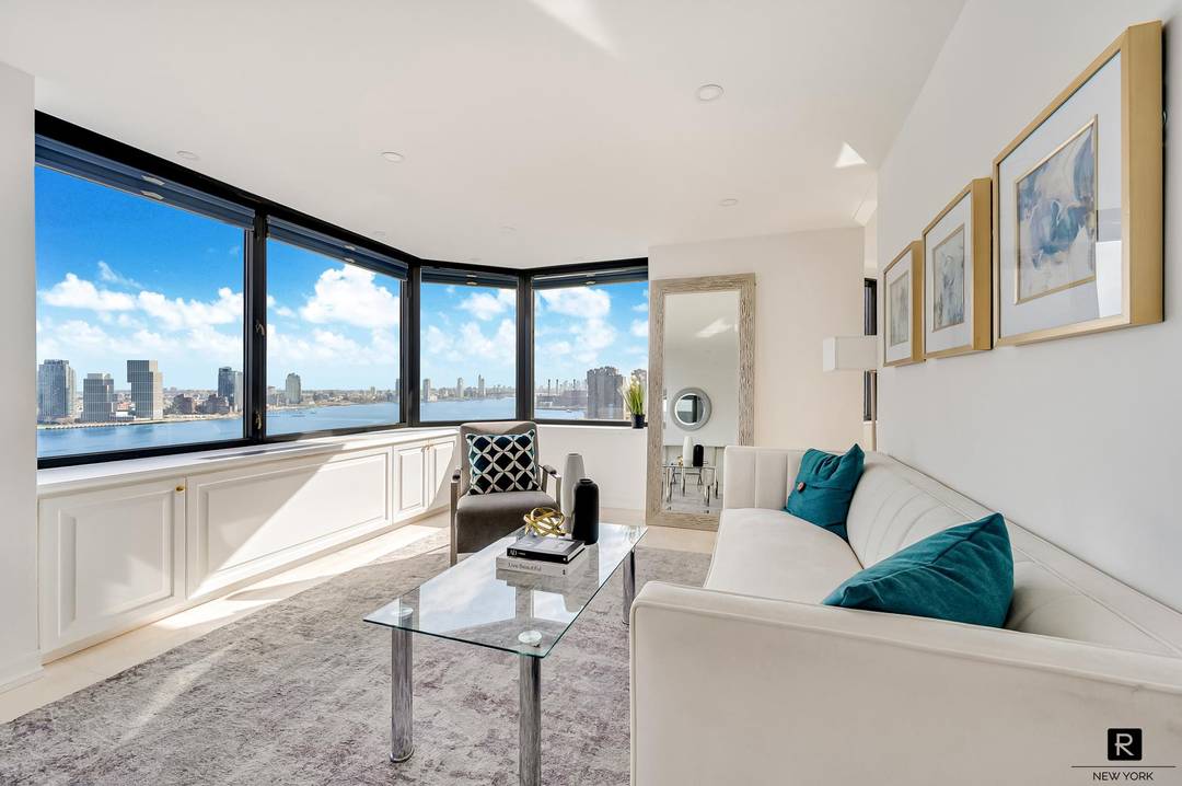 PHOTOS COMING SOON ! Renovated 3 Bedroom, 3 Bathroom Corner Condo with Washer Dryer and Direct Water Views at HorizonPerched on the 27th floor at 415 East 37th Street, Residence ...