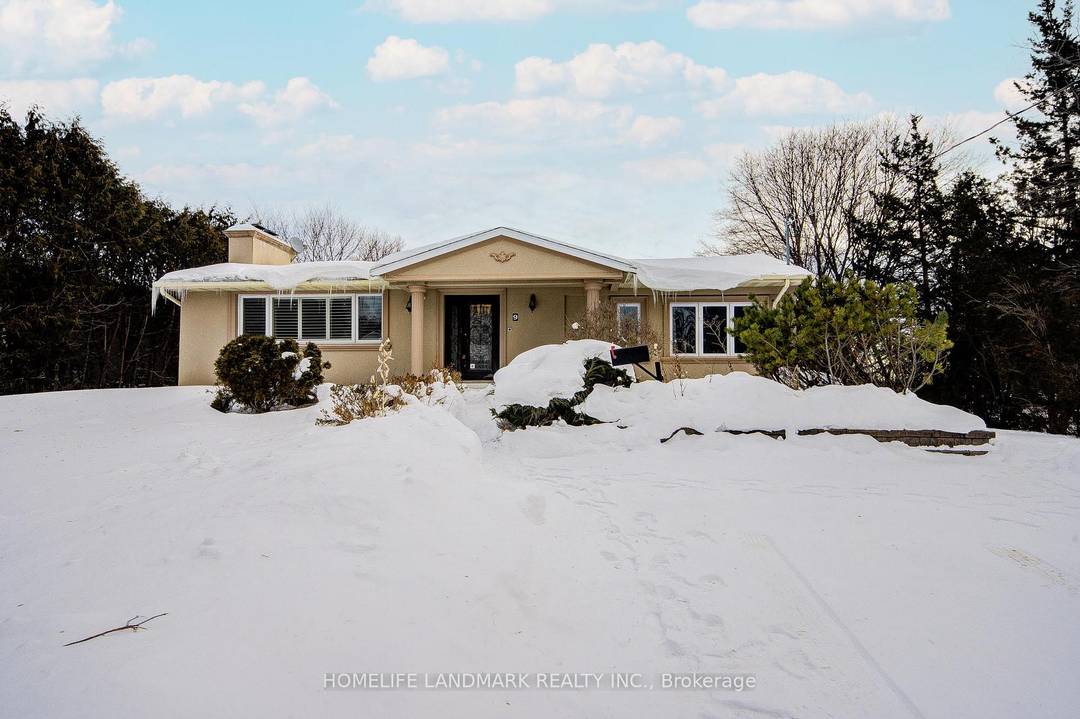 Fantastic 88 x 218 ft lot in the highly desirable Uplands neighbourhood of Thornhill, featuring a large private driveway with parking for multiple vehicles.