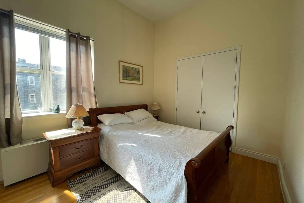 No Listing Agent s Fee. Immediate Occupancy, upon board approval Spacious and bright 1BR 1.