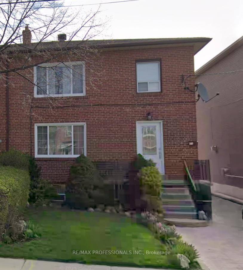 This 2 bedroom apartment is perfectly situated amp ; Features a smart and efficient layout.