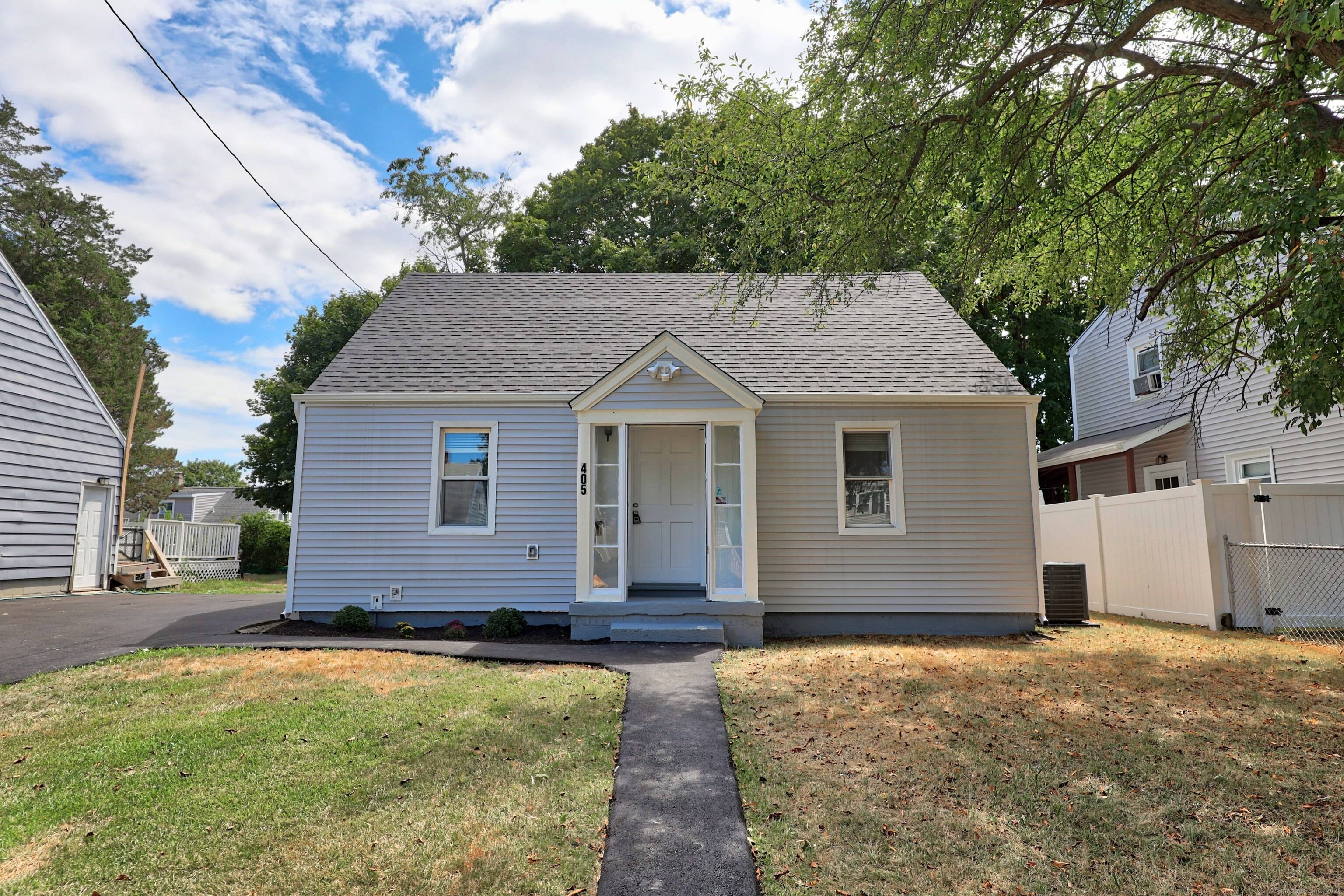 Prime location ! Welcome to 405 Ruth St Bridgeport CT.